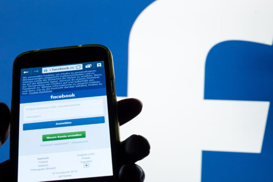 Facebook muss ein Profil trotz heftiger Aussagen über Flüchtlinge wieder freigeben. (Symbolbild)