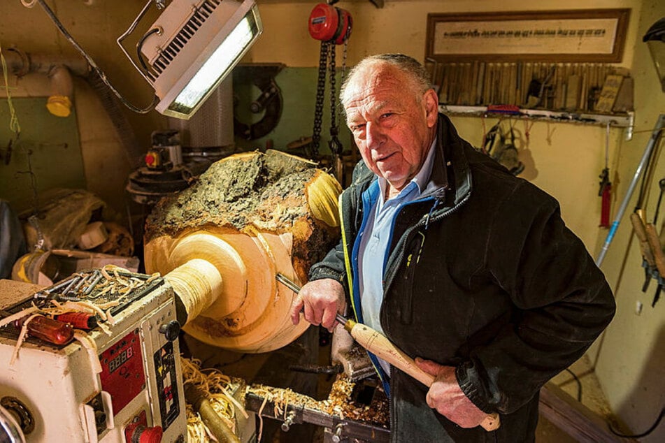 Den großen Wurzelstumpf der Birke konnte Peter Bortig (77) nur mit einem Flaschenzug auf die Drechselbank hieven.