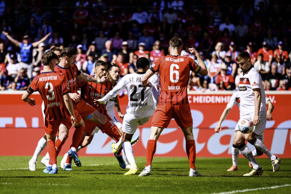 Traumstart für Heidenheim! Budu Zivzivadze (Zweiter von links) sorgte für die frühe Führung des Tabellenletzten.