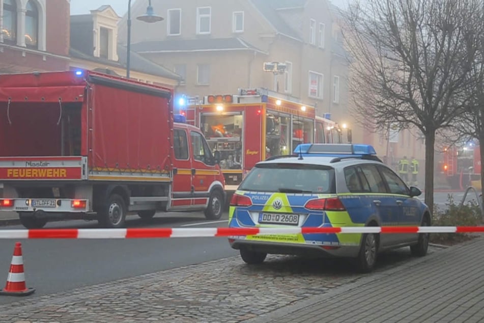 Während der Löscharbeiten war die Bahnhofstraße voll gesperrt.