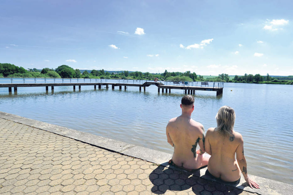 Wer wie Mandy (46) und
Moritz (29) gern nackt
schwimmt: Im FKK-Bad Großer Teich in Limbach-Oberfrohna
sind Textilien tabu. 