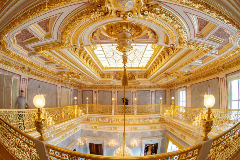 Von einer Balustrade aus haben Besucher einen einzigartigen Blick auf die Decke und in den Saal.
