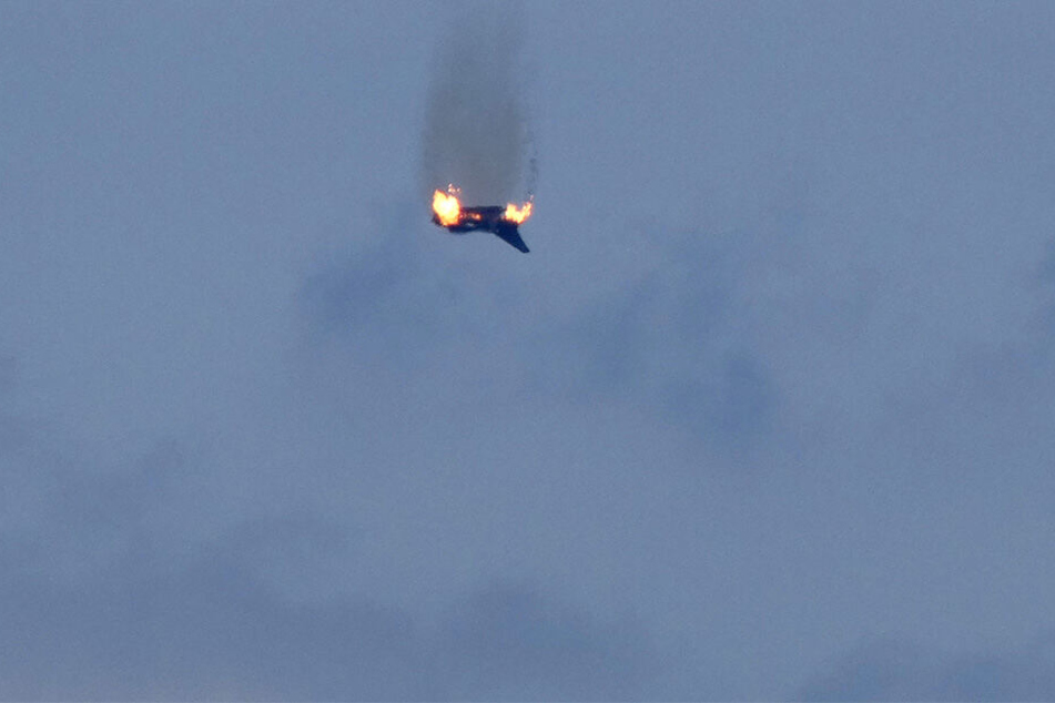 Ein brennendes Flugzeug des Typs "Eurofighter" ist am Himmel über der Kleinstadt an der Mecklenburgischen Seenplatte zu sehen.
