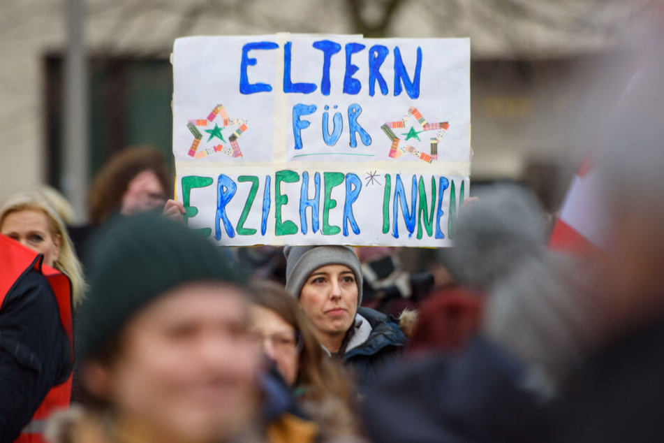Auch Eltern nehmen an dem Streik teil, um die Erzieher und Lehrer zu unterstützen.