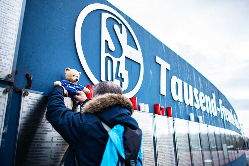 Fans legten an der "Tausend-Freunde-Mauer" viele Gegenstände in Gedenken an Rudi Assauer nieder.