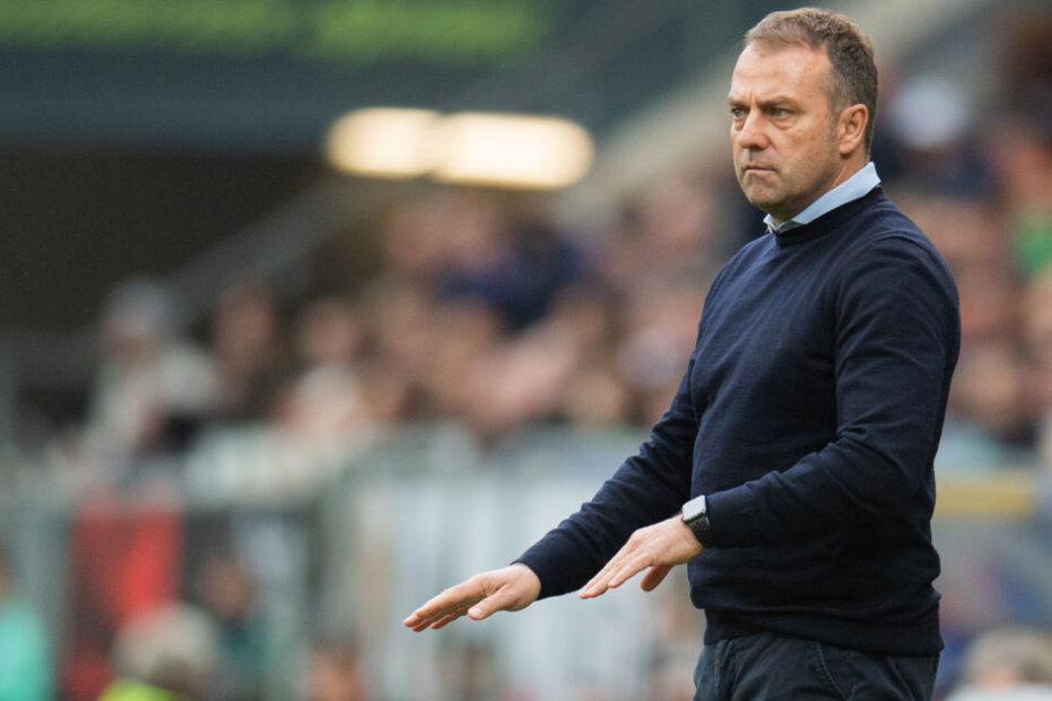 Münchens Trainer Hans-Dieter Flick gestikuliert an der Seitenlinie.