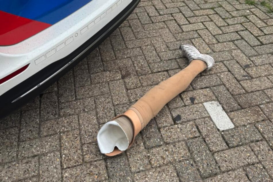 Die Polizei konnte die Beinprothese schließlich hinter dem Polizeiauto sicherstellen.