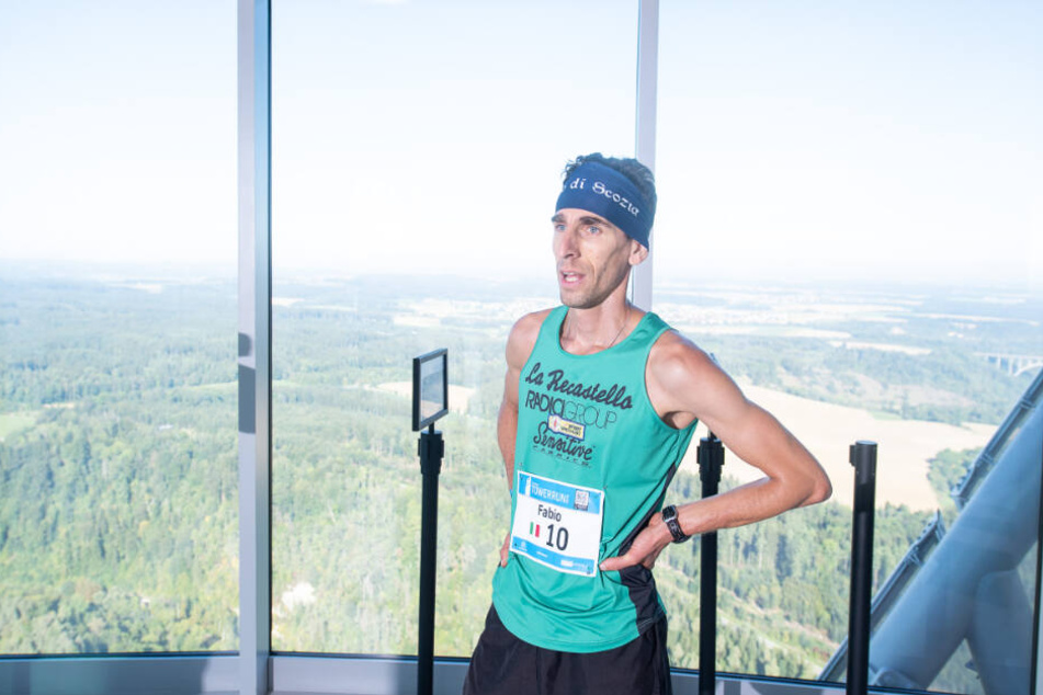 Der Erstplatzierte der Männer, Fabio Ruga aus Italien, steht nach dem Towerrun auf der Aussichtsplattform des Rottweiler Testturms von ThyssenKrupp.