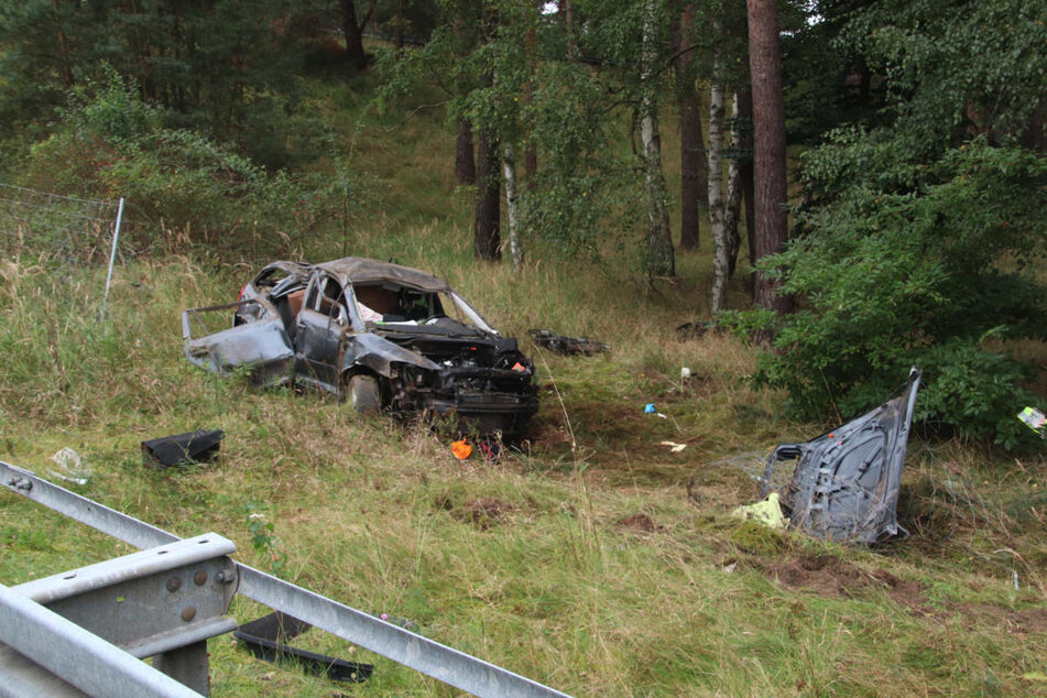 Der völlig zerstörte Skoda steht nach dem Unfall in einem Wald an der A15 nahe Forst.