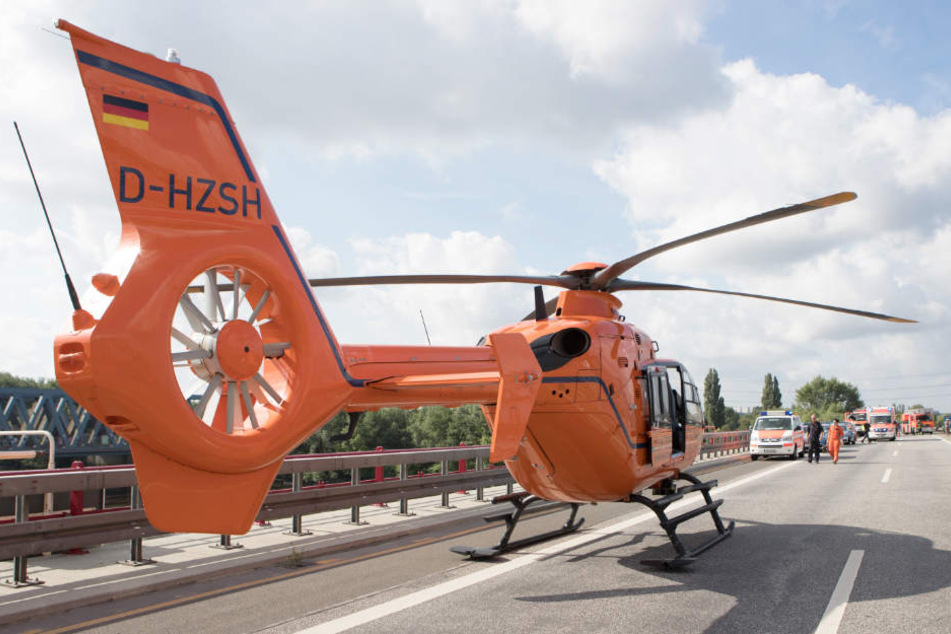 Auch ein Rettungshubschrauber kam auf der Autobahnbrücke zum Einsatz.