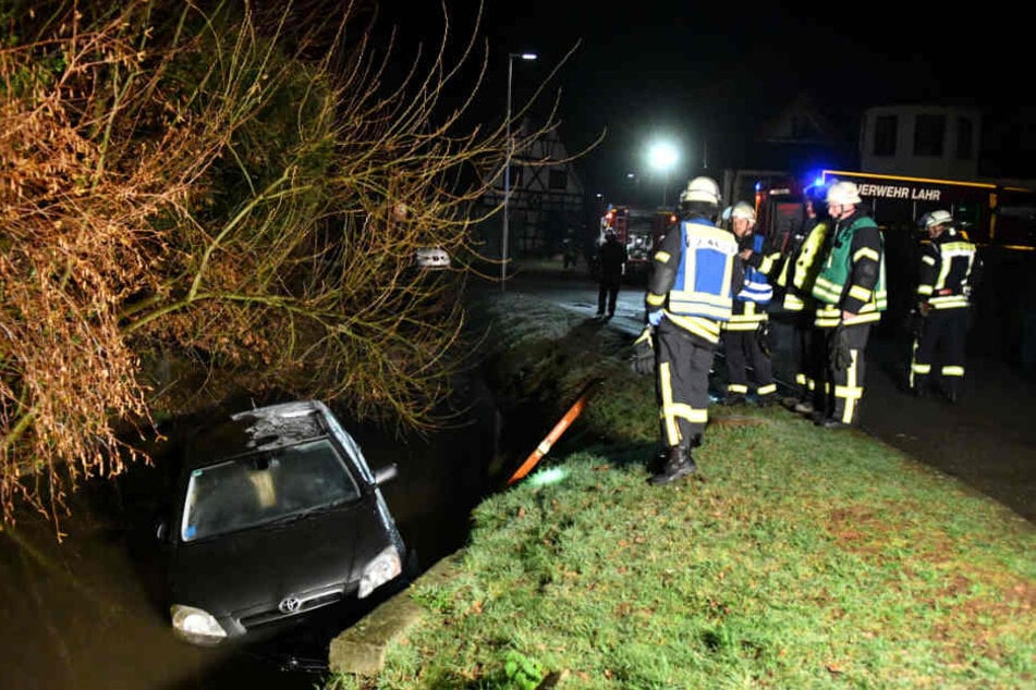 Der Toyota musste von der Feuerwehr und einem Abschlepper aus dem Bach geborgen werden.