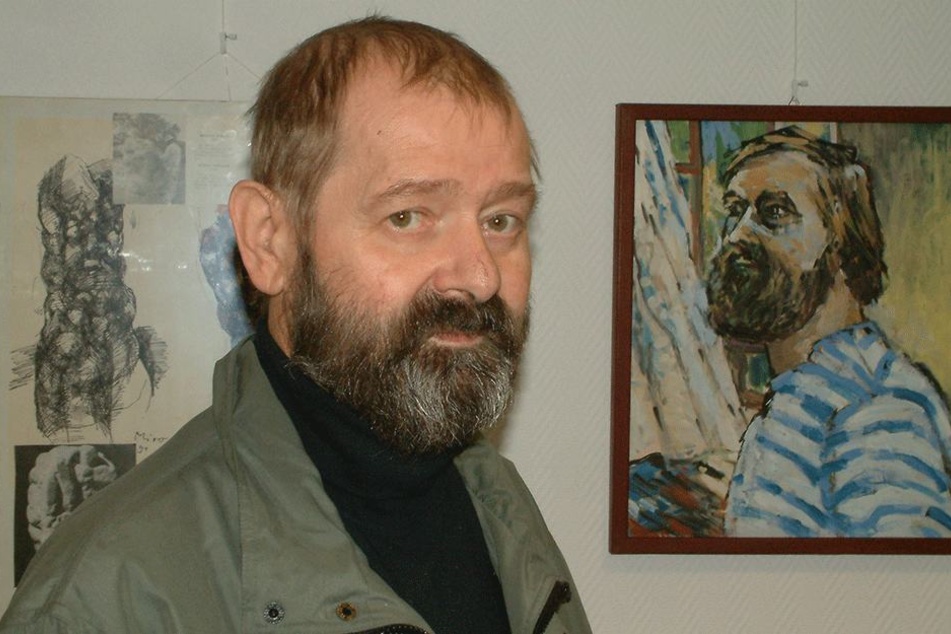 Der Künstler konnte auch malen: Miroslaw Klimes (1947 - 2006) vor einem Selbstportrait.