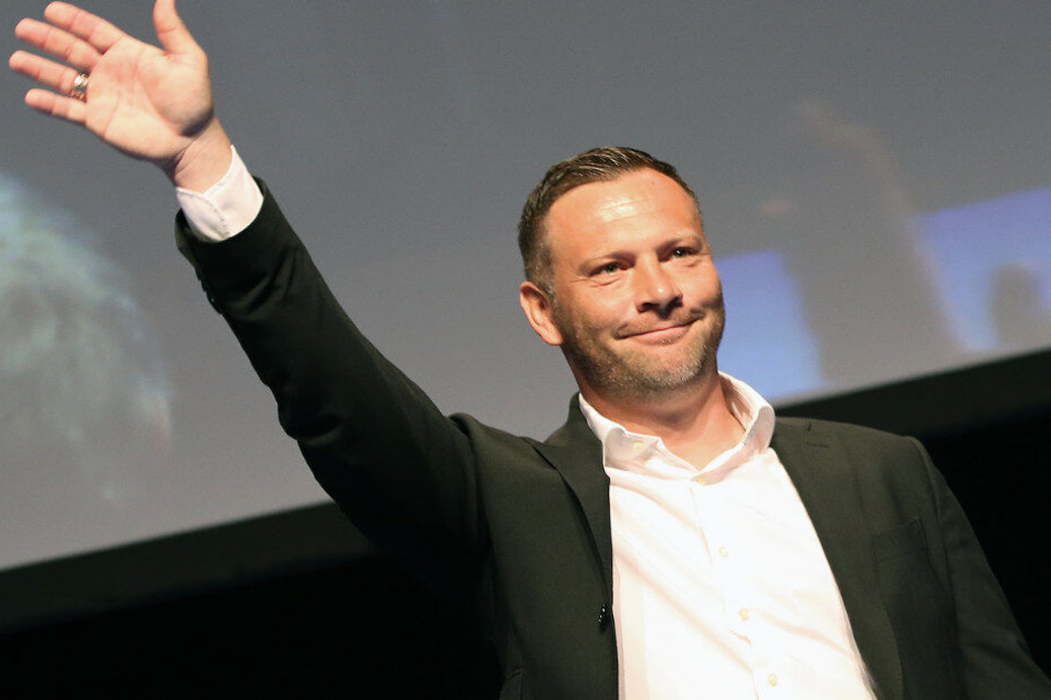 Pal Dardai wird von den Mitgliedern verabschiedet.