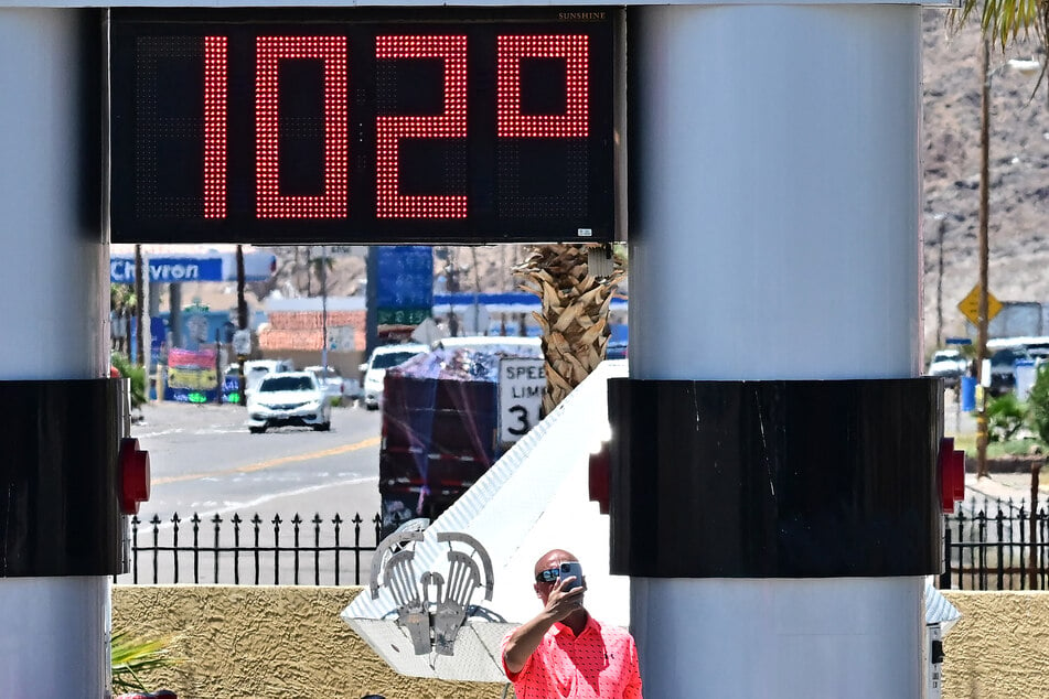 Heat wave scorches southern US as temperature records keep falling