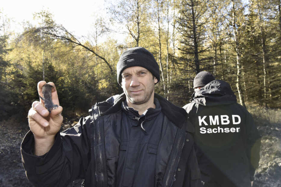 Entschärfer Thomas Zowalla zeigt, was nach der Sprengung noch von einer Panzermine übrig blieb.