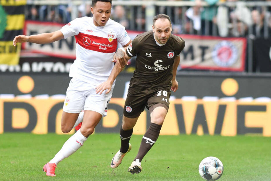 St. Paulis Rico Benatelli setzt sich im Laufduell gegen Stuttgarts Roberto Massimo durch.