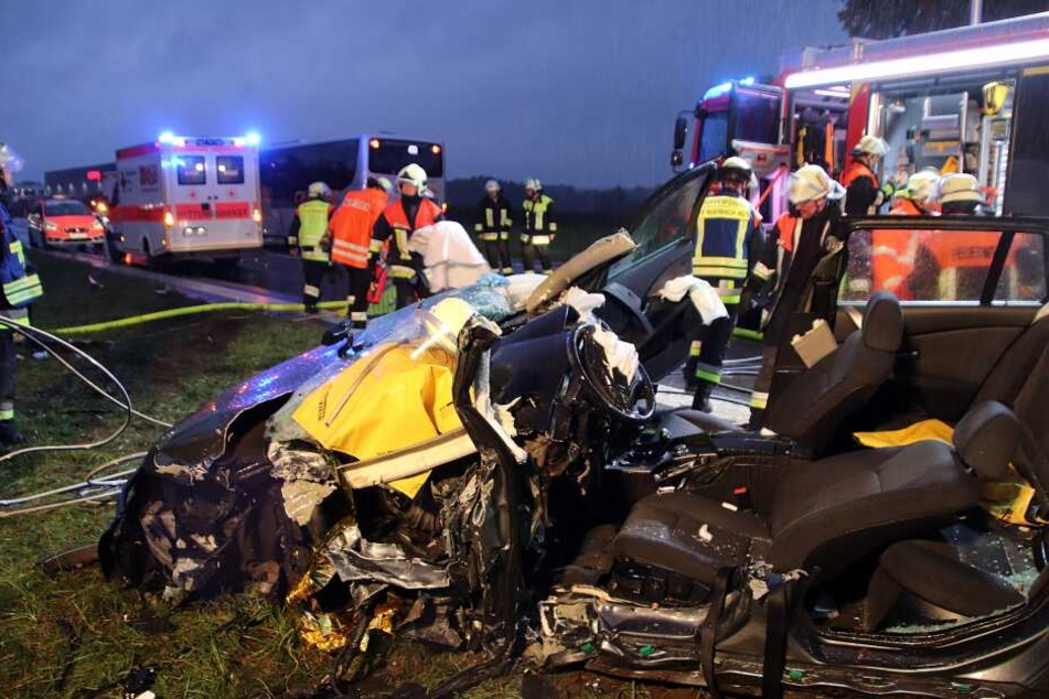 Der BMW musste von der Feuerwehr aufgeschnitten werden.