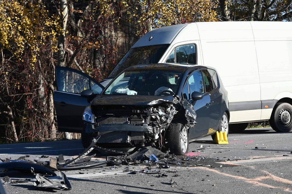 Die Opel-Fahrerin (65) übersah einen abbiegenden Mercedes-Transporter und musste ausweichen.