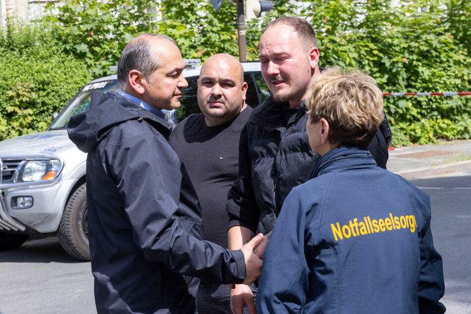 Oberbürgermeister Octavian Ursu (58, CDU, l.) versuchte Cosmin Ciobanu (27, 2.v.r.) zu trösten.