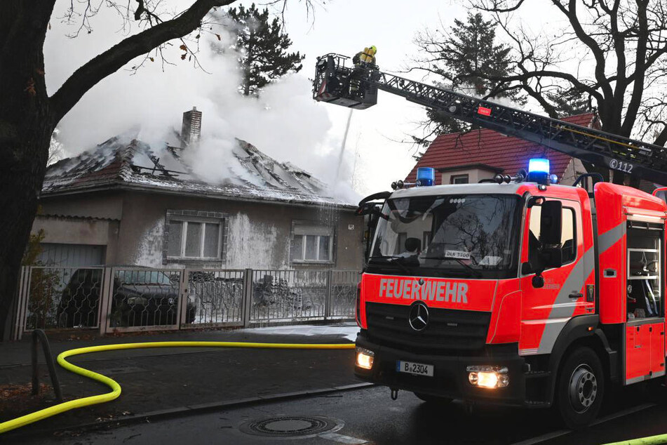 Berlin: Einfamilienhaus brennt in Berlin-Spandau, Dach eingestürzt
