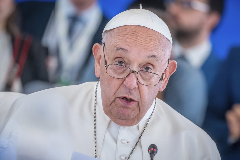 Im Juni des vergangenen Jahres war Papst Franziskus noch mobil, sprach unter anderem beim G7-Gipfel im italienischen Bari.