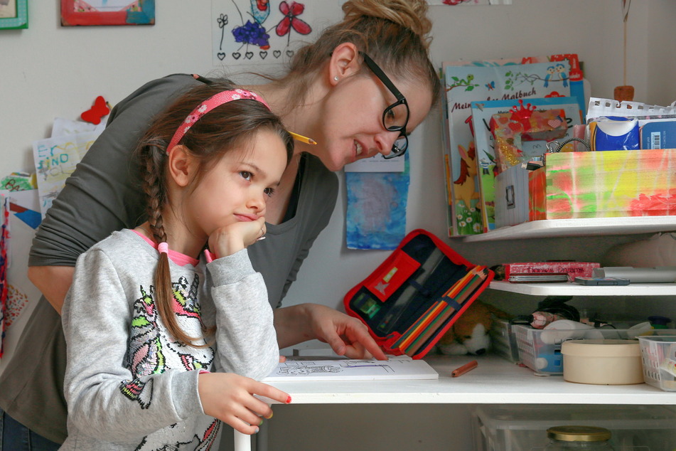 Gerade im eigenen Kinderzimmer schweifen Sprösslinge beim Heimunterricht gerne einmal ab.
