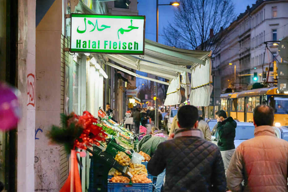 Die rund zwei Kilometer lange Eisenbahnstraße im Leipziger Osten ist vor allem am Abend ein beliebter Szene-Treff bei jungen Menschen. Das Angebot an Bars und Lokalitäten wächst jährlich.