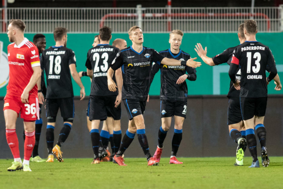 Die Paderborner Spieler jubeln über ihren frühen Führungstreffer.