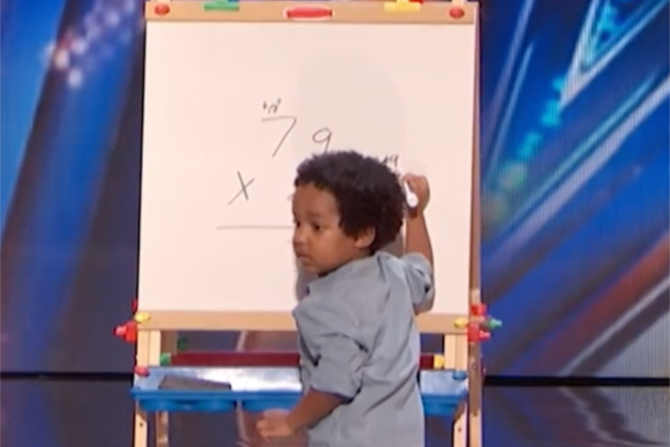 Er tüftelte an der Tafel, als wäre es das Normalste der Welt: Der kleine Mathe-Knirps ließ bei dieser Aufgabe nichts anbrennen.