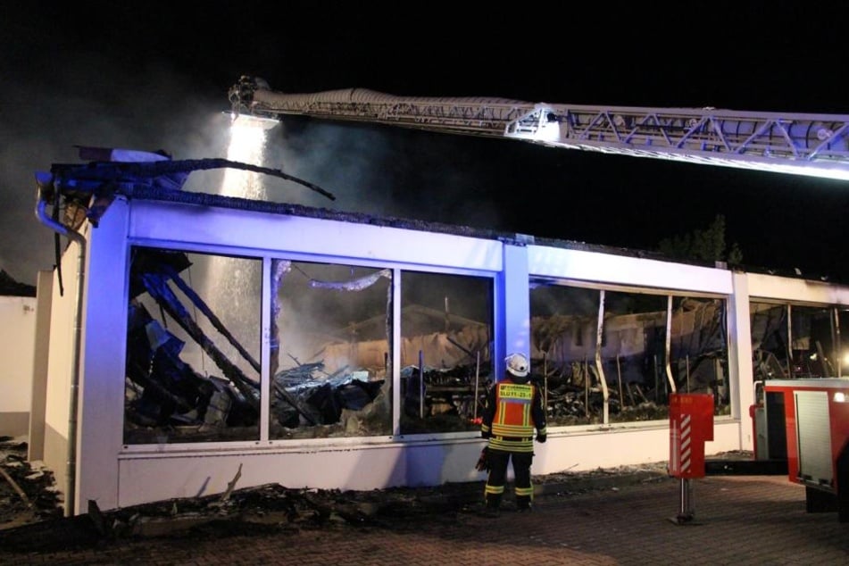 Bis in die Morgenstunden kämpfte die Feuerwehr gegen die Flammen.