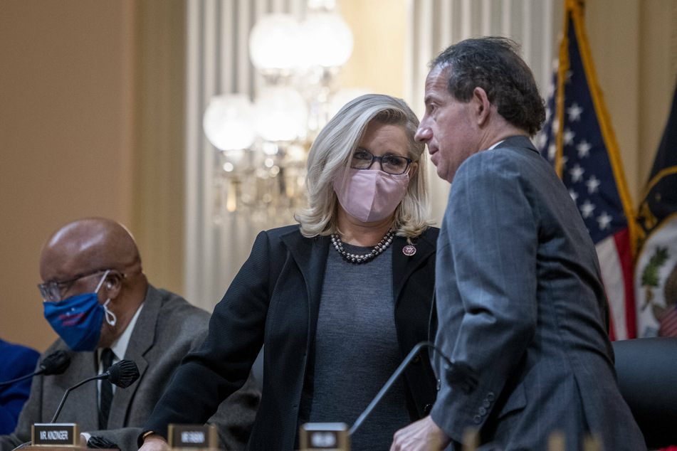 Reps. Liz Cheney (c.) and Jamie Raskin (r.) confer during a meeting of the January 6 House select committee.