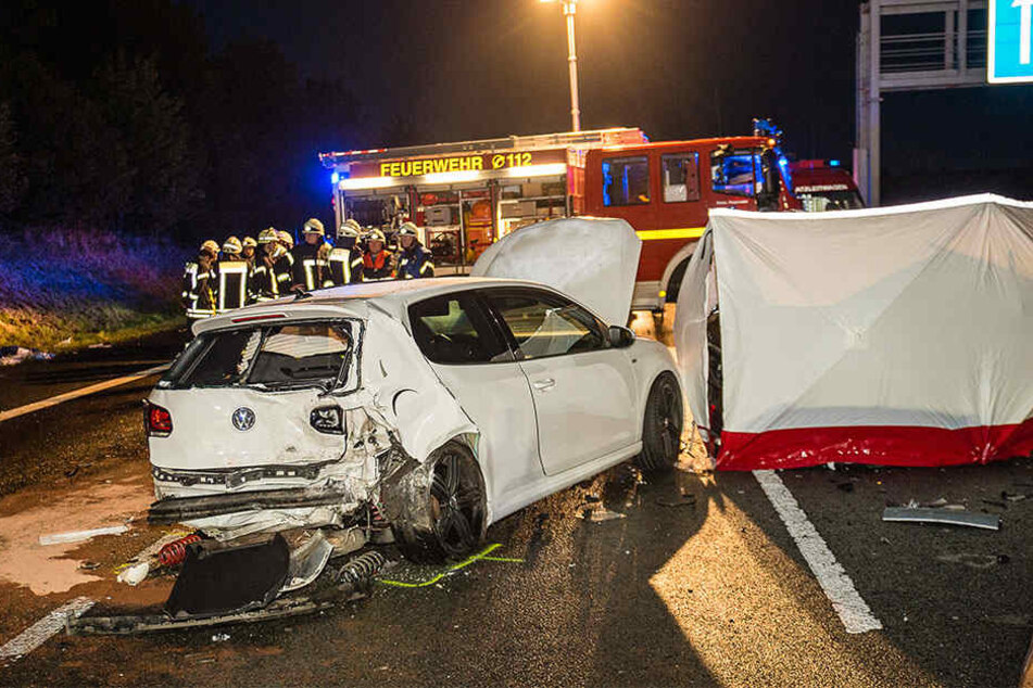 Zwei Menschen starben bei der heftigen Karambolage.
