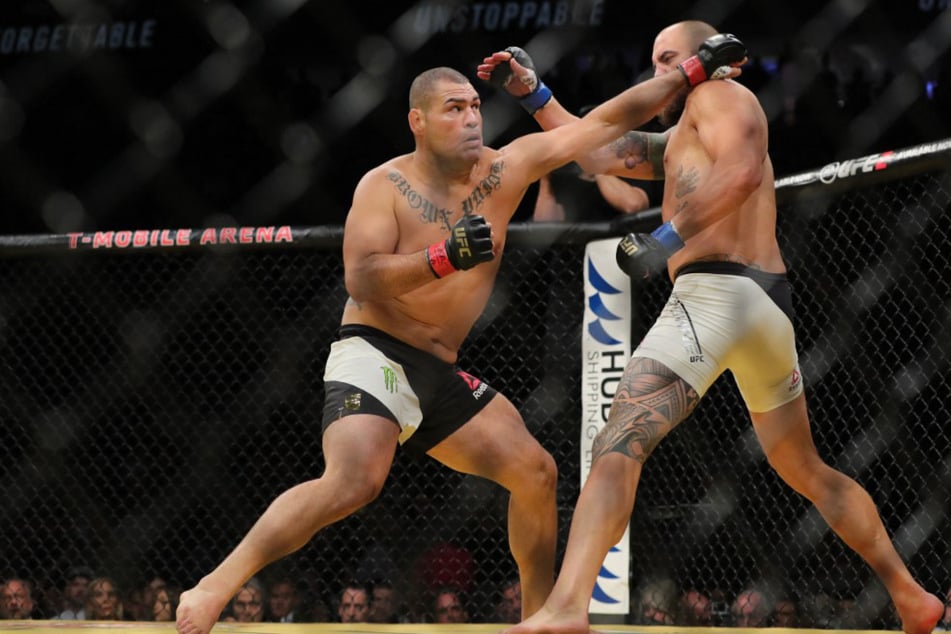 2016 stand Cain Velasquez (39, Links) noch im UFC-Oktogen: hier bei einem Fight mit Travis Browne (39).