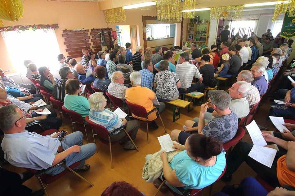 Mit 128 Mitgliedern kamen so viele wie seit Jahren nicht mehr: Volles Vereinshaus bei der Abstimmung über die neue Führung in der Kleingartenanlage "Zur Aue".