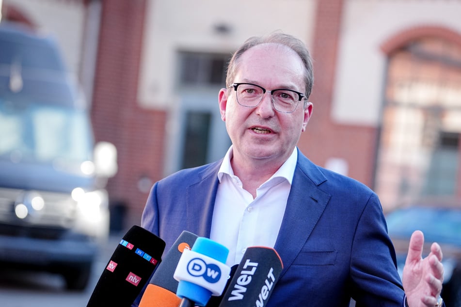 Laut Bundesinnenminister Alexander Dobrindt (55, CSU) handelt es sich bei den Ausgewiesenen um "schwere und schwerste Straftäter".