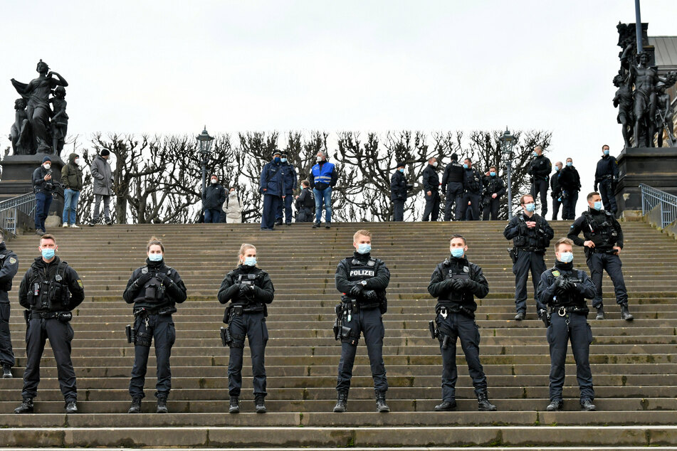 Mit klarer Präsenz will die Polizei auch an diesem Wochenende das Verbot von Querdenker-Demos durchsetzen.
