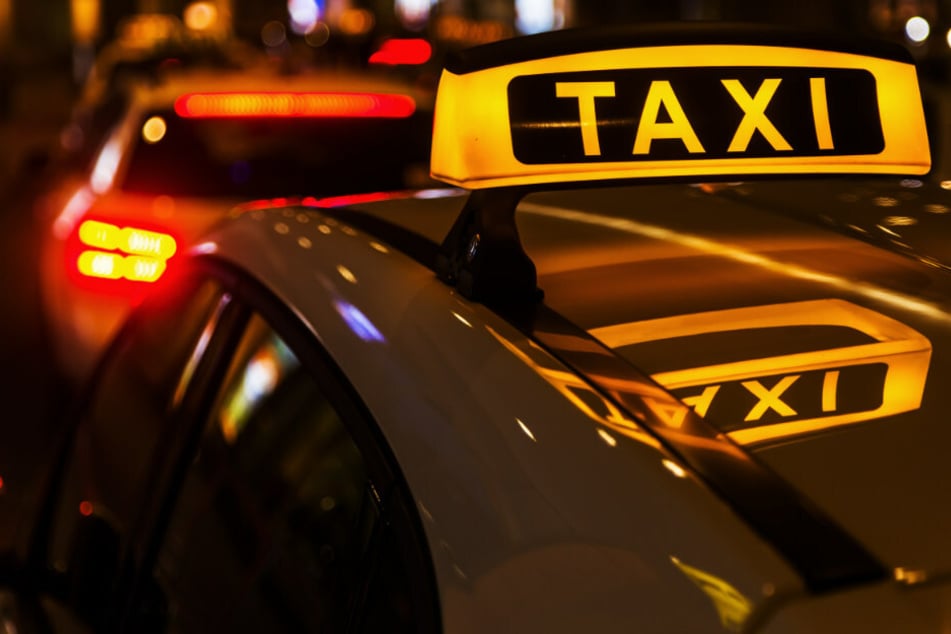 Eine 49-Jährige im Vollrausch musste am Samstagnachmittag auf einem Autobahnparkplatz an der B24 von der Polizei aus einem Taxi entfernt werden. (Symbolfoto)