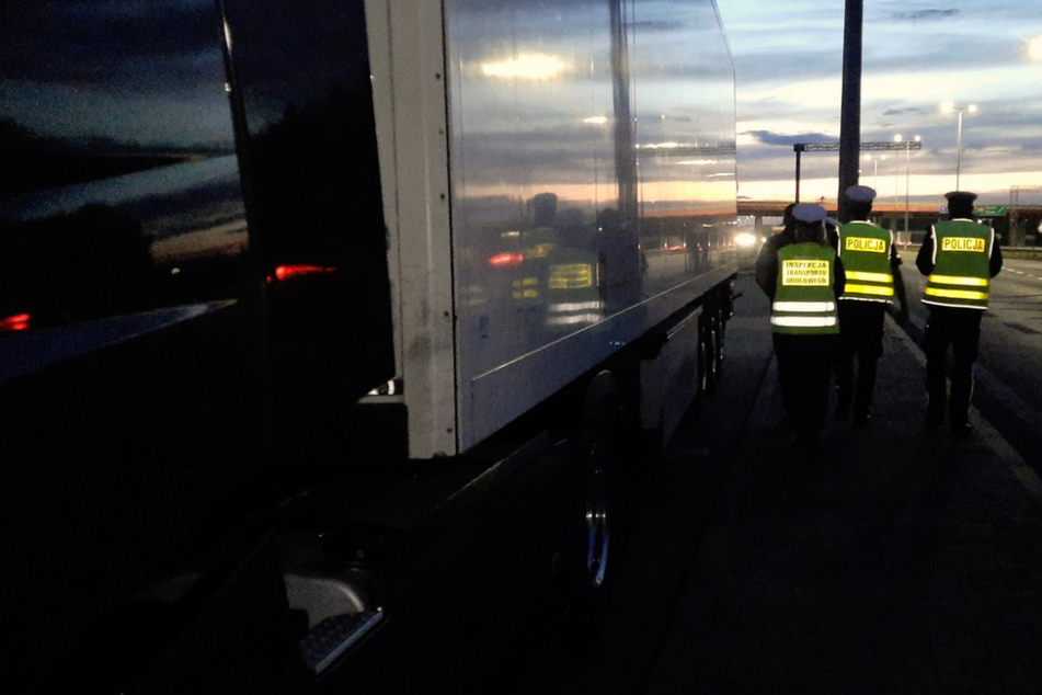 Mitarbeiter der Straßenverkehrsbehörde und Polizeibeamte kontrollierten den Transporter auf einem Parkplatz an der A2 in Polen.