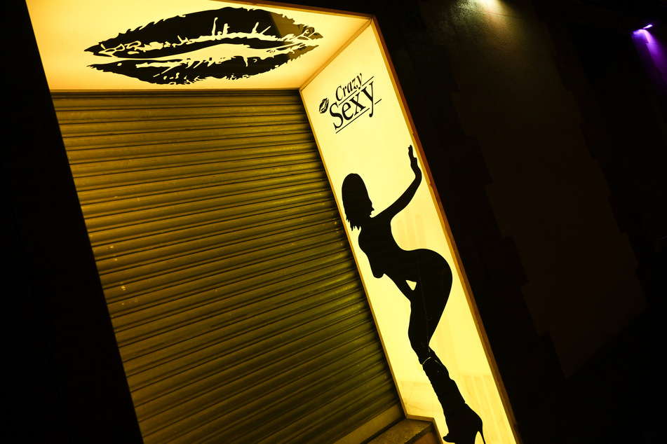 Geschlossen ist der Eingang des Bordells "Crazy Sexy" am Abend in der Elbestraße im Frankfurter Bahnhofsviertel.
