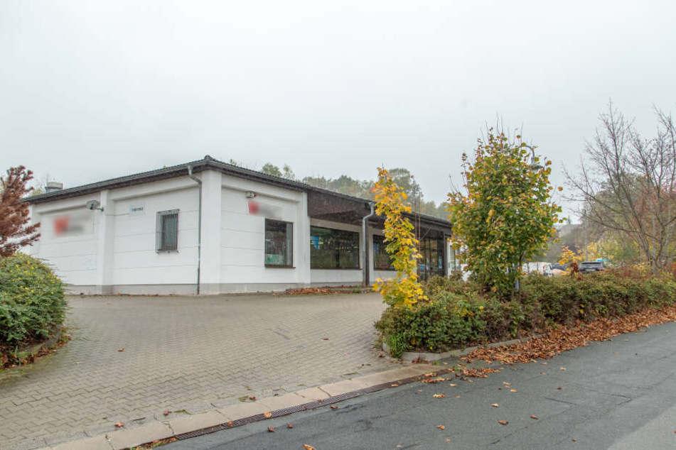 In dieses Versandhaus eines Paketzustellers in Oelsnitz brachen die Täter ein.