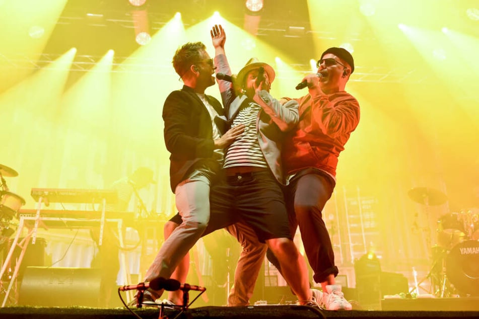Die deutsche Hip-Hop-Crew Fettes Brot dreht bei einem Festival auf der Bühne ordentlich auf.