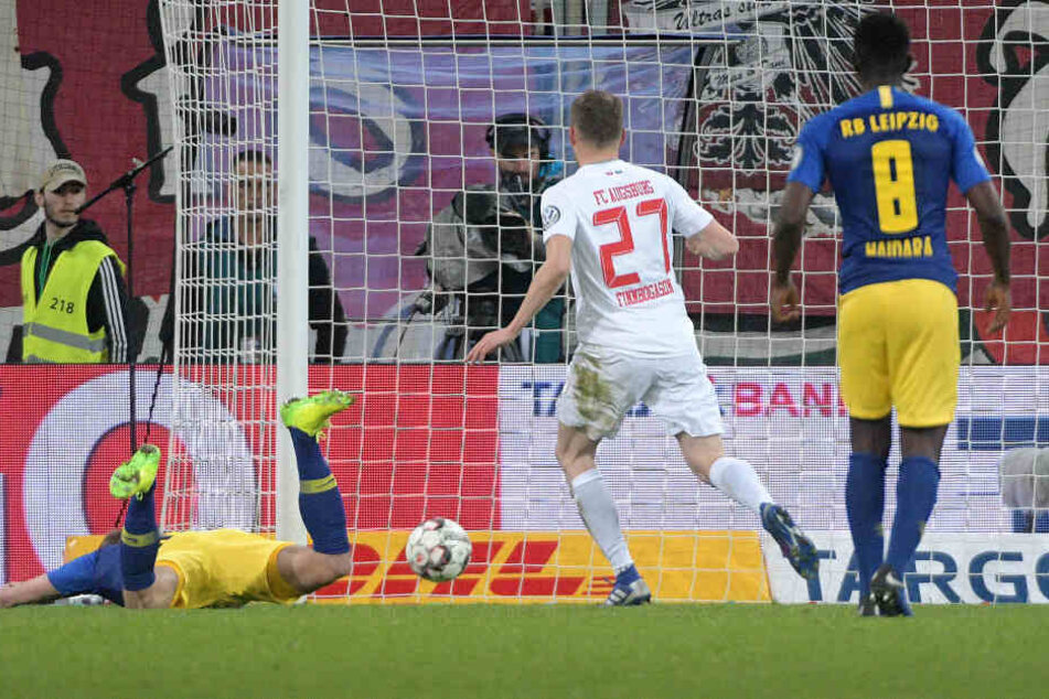 Alfred Finnbogason (#27) konnte in der 4. Minute der Nachspielzeit den Ausgleich für den FCA erzielen und sorgte für die Verlängerung.