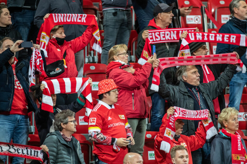 Fans von Union Berlin verfolgen in der Alten Försterei das Spiel gegen den FSV Mainz 05.
