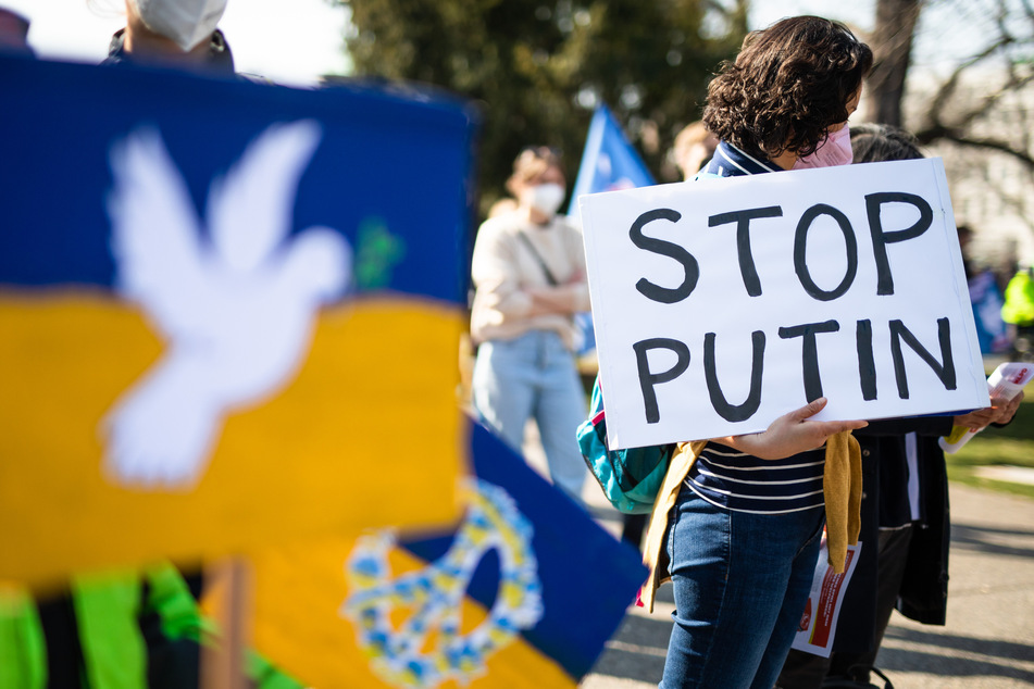 Auf der ganzen Welt demonstrieren Menschen seit Beginn des russischen Einmarschs in der Ukraine gegen Wladimir Putins (69) Krieg.