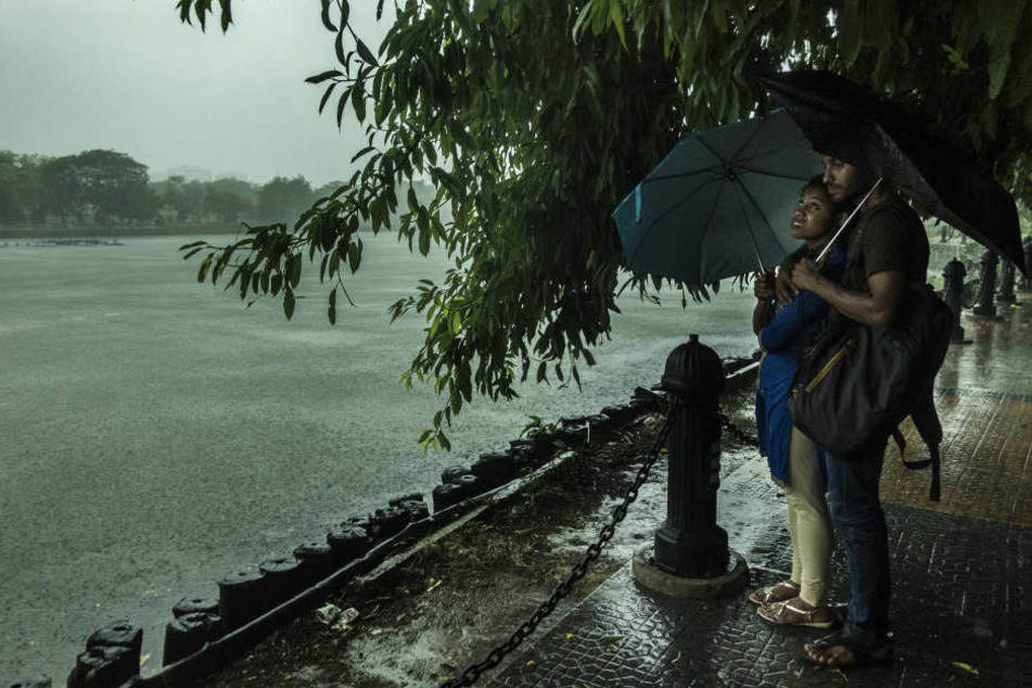 In Kalkutta suchen Menschen Schutz vor dem Regen während starker Regenfälle und Stürme.