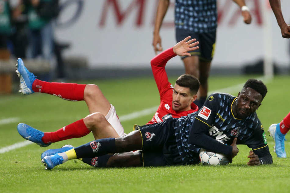 Der Kölner Kingsley Schindler (r) und der Mainzer Aaron Martin kämpfen um den Ball.
