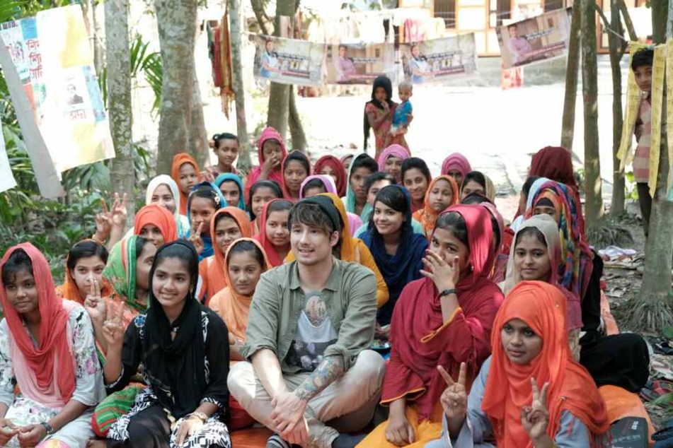 Youtube-Star Julien Bam umgeben von Kindern in Bangladesch.