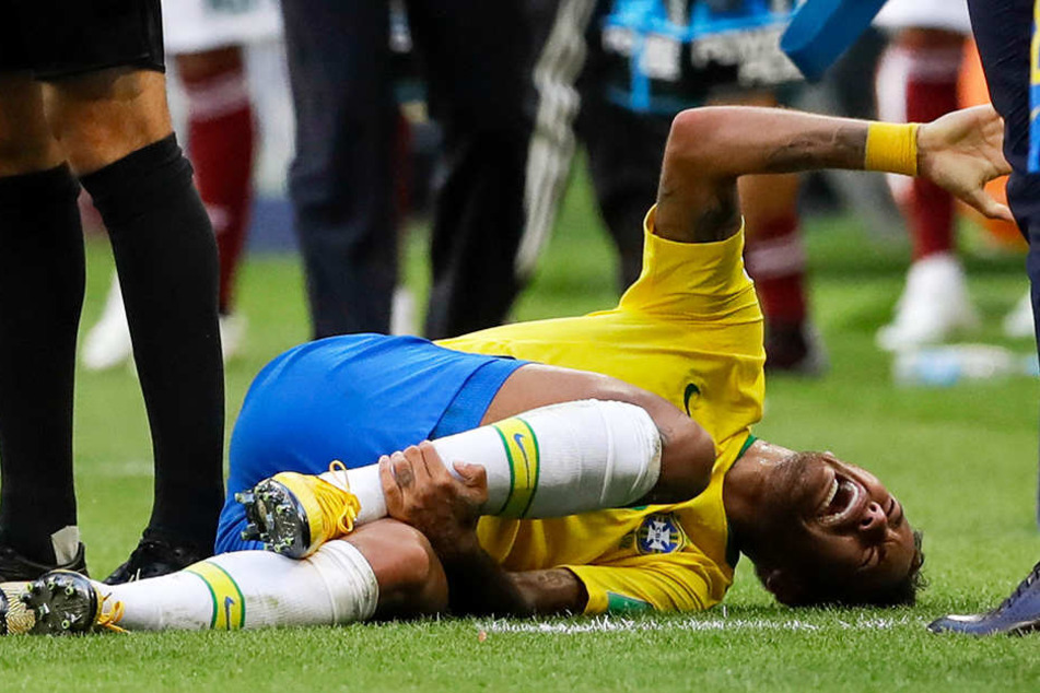 Ein Bild, das man bei der WM 2018 häufig sah: Neymar liegt schreiend und sich hin- und herrollend am Boden.