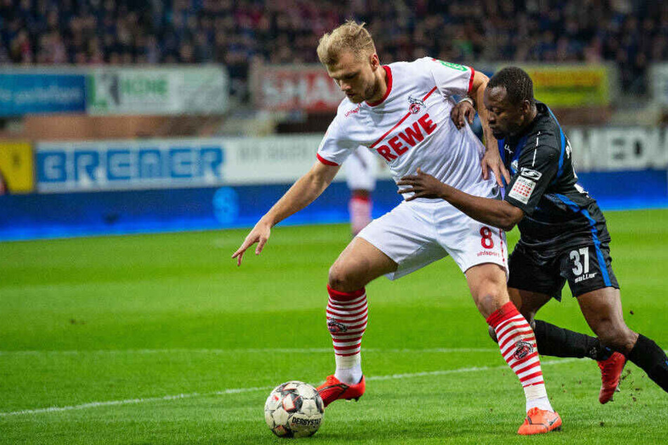 Johannes Geis (l) und Paderborns Bernard Tekpetey kämpfen beim Liga-Spiel am 15. Februar in Paderborn um den Ball. Das Spiel endete 3:2.