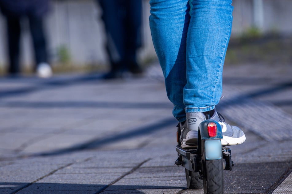 Dreister Dieb rast mit geklautem E-Scooter durch Hauptbahnhof